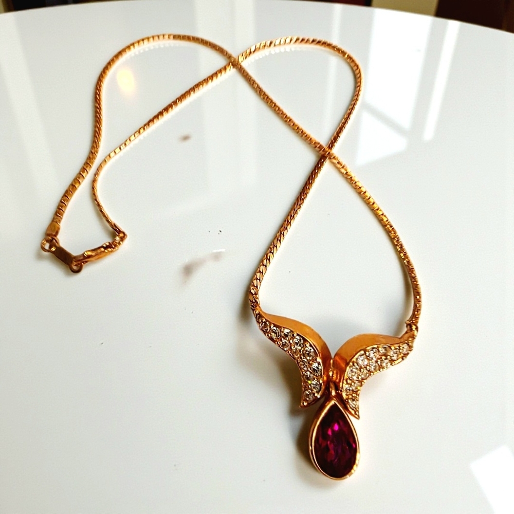 Elegant Gold Necklace with Purple Gemstone